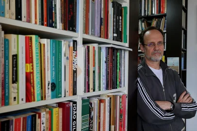  PORTO ALEGRE , RS , BRASIL , 05-08-2015- Livros infantis com apelo sentimental-  Escritor Luís Augusto Fischer fala sobre os livros infantis que  são clássicos.  ( FOTO : FERNANDO GOMES / AGENCIA RBS )<!-- NICAID(11593902) -->