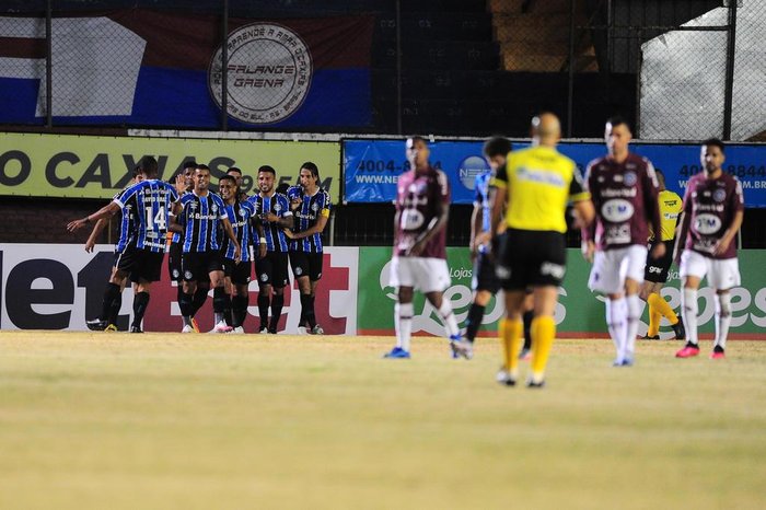 Everton celebra golaço e agradece companheiros: O pessoal aqui acreditou em mim