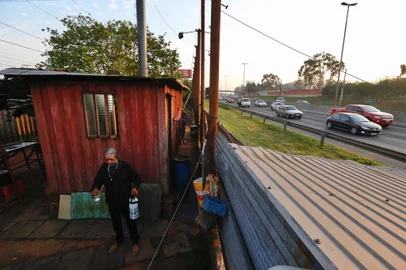 PORTO ALEGRE, RS, BRASIL, 27/08/2020-Morando em um contêiner há 20 anos. João Pedro Miranda, 61, ex funcionário de ferro velho conta como é morar entre uma rodovia e uma ferrovia. Foto: Lauro Alves / Agencia RBS<!-- NICAID(14578024) -->