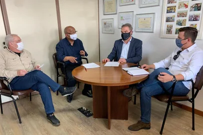 Edson Néspolo (PDT) e Edson da Rosa (DEM) participam da primeira reunião<!-- NICAID(14578290) -->