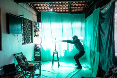  PORTO ALEGRE, RS, BRASIL - 26.08.2020 -  Professor de educação física, Rogério Kepler, começou a fazer vídeo aulas diferentes e inusitados para conseguir atrair a atenção dos alunos para as aulas online. Ele se veste de herói, viaja de foguete, se veste de personagem do toy story, entre tantas outras coisas pra fazer videoaulas diferentes pros alunos de uma escola municipal. Ele chegou a comprar tecido TNT verde, colocou na garagem para funcionar como um Chroma Key pra fazer diferentes cenários na edição. (Foto: Jefferson Botega/Agencia RBS)Indexador: Jefferson Botega<!-- NICAID(14577134) -->