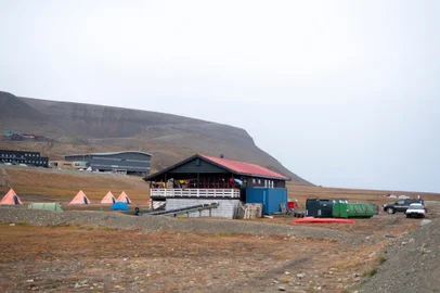  A picture taken on August 28, 2020 outside Longyearbyen, Norway, shows a view of a camp site, where a man died after being attacked by a polar bear. (Photo by Line NAGEN-YLVISAKER / various sources / AFP) / Norway OUTEditoria: DISLocal: LongyearbyenIndexador: LINE NAGEN-YLVISAKERSecao: accident (general)Fonte: NTB SCANPIXFotógrafo: STR<!-- NICAID(14578804) -->