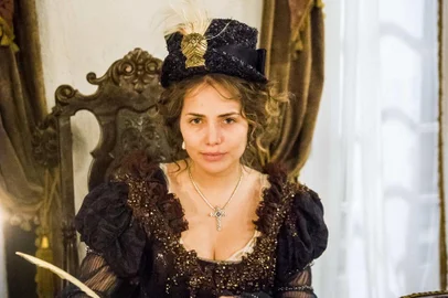 Leopoldina ( Letícia Colin ) , novo mundo