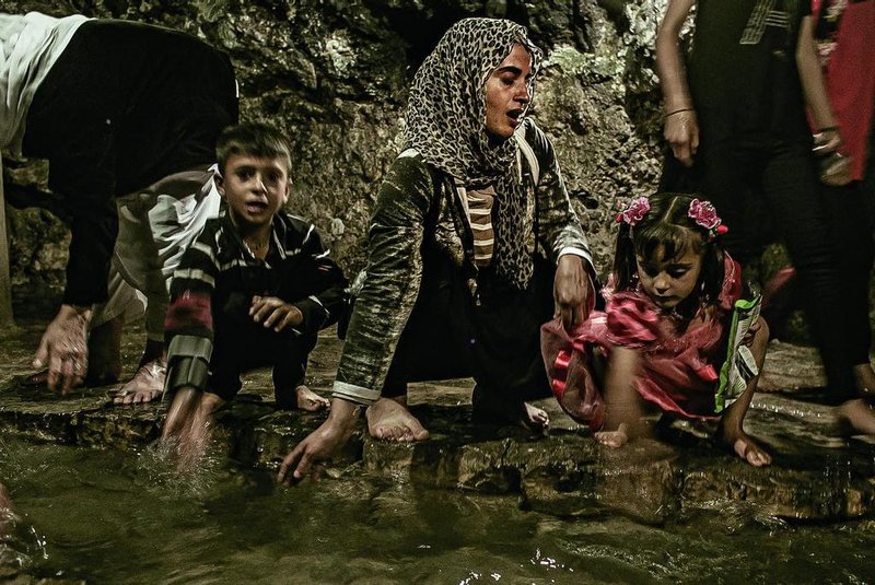 Women Yazidis released by ISIS seek religious cleasingFoto de Márcio Pimenta que foram publicadas no livro Yazidis. As imagens foram feitas no Iraque, durante confronto entre forças iraquianas e Estado Islâmico.Local: LalishIndexador: Marcio PimentaFotógrafo: Photographer<!-- NICAID(14578301) -->