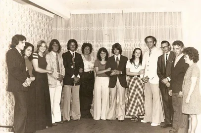 O casal Renan Carlos Mancuso e Sirlei dos Santos Mancuso (ao centro), com os padrinhos, amigos e familiares durante o casamento civil, em dezembro de 1973. Renan e Sirlei (ao centro) estão acompanhados por Almir de Borba e Suzete dos Santos, Alice e Reno Filho, o primo Marcelo e a mãe, dona Dadá. Do outro lado estão Nani e Sergio Ferretti, Reno Mancuso (pai de Renan, de óculos e terno escuro) e o casal Delny e Dorilda dos Santos (pais de dona Sirlei). A mãe de Renan, dona Talitha, já encontrava-se bastante doente à época e não pode comparecer.<!-- NICAID(14579599) -->