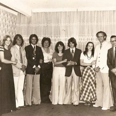 O casal Renan Carlos Mancuso e Sirlei dos Santos Mancuso (ao centro), com os padrinhos, amigos e familiares durante o casamento civil, em dezembro de 1973. Renan e Sirlei (ao centro) estão acompanhados por Almir de Borba e Suzete dos Santos, Alice e Reno Filho, o primo Marcelo e a mãe, dona Dadá. Do outro lado estão Nani e Sergio Ferretti, Reno Mancuso (pai de Renan, de óculos e terno escuro) e o casal Delny e Dorilda dos Santos (pais de dona Sirlei). A mãe de Renan, dona Talitha, já encontrava-se bastante doente à época e não pode comparecer.<!-- NICAID(14579599) -->