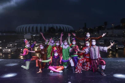 Após cinco meses parado, Grupo Tholl faz apresentação drive-in sucesso de bilheteria em Porto Alegre<!-- NICAID(14580104) -->