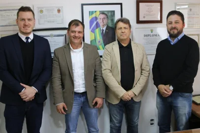 Republicanos convida o deputado federal Bibo Nunes (PSL) para a convenção do partido. Na foto, da esquerda para a direita, Emilio Andreazza, Júlio César Freitas da Rosa, Bibo Nunes e Daniel Santos<!-- NICAID(14581339) -->