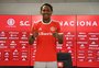 Ainda sem poder estrear, Abel Hernández é apresentado no Inter: "Maior desafio da minha carreira"