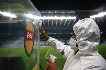  PORTO ALEGRE, RS, BRASIL - 05/08/2020 - GRÊMIO X INTERNACIONAL. Imagens de pré-jogo, com ambiental da Arena antes do Gre-Nal decisivo do segundo turno do Gauchão 2020. Devido à pandemia do coronavírus, partida será realizada sem público, seguindo rigorosos protocolos sanitários. (FOTO: Jefferson Botega/Agência RBS)<!-- NICAID(14561477) -->