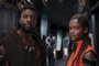 Lupita Nyong'o como Nakia, Chadwick Boseman como T'Challa, o Pantera Negra, e Letitia Wright como Shuri no filme Pantera Negra