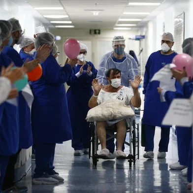  CANOAS, RS, BRASIL, 11-08-2020: Corredor de Palmas feito pelos profissionais do Hospital Universitário de Canoas, celebra a alta da UTI-COVID de Arlindo de Melo Viana, 72 anos (FOTO FÉLIX ZUCCO/AGÊNCIA RBS, Editoria SuaVida)<!-- NICAID(14565405) -->