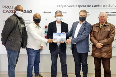 Visita ao Mobi Caxas dos pré- candidatos a prefeito Edson Nespolo (PDT) e a vice Edson da Rosa (PP).Foram recepcionados pelo Presidente do Mobi, Carlos Zignani. Na foto: Rogério Rodrigues, Edson Da Rosa, Carlos Zignani, Edson Nespolo e Juarez Dannenhauer<!-- NICAID(14582595) -->