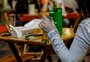 Distanciamento e máscaras são deixados de lado na volta de bares e restaurantes à noite