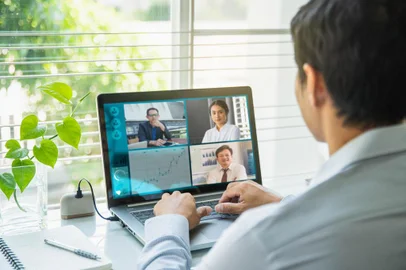  Businessman talking to his colleagues about plan in video conference. Multiethnic business team using laptop for a online meeting in video call. Multiethnic business team having discussion in video call.Fonte: 336914024<!-- NICAID(14482770) -->