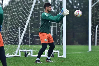Juventude realiza último treino antes do jogo contra o Esportivo. Na foto, goleiro Marcelo Carné.<!-- NICAID(14555320) -->