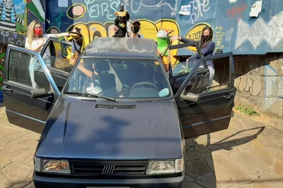 Escola Tem Gente Teatrando vende Uno para investir em artistas da periferia<!-- NICAID(14583918) -->