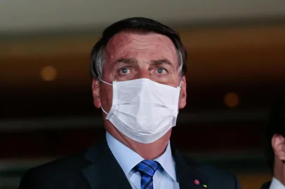  (BrasÃ­lia - DF, 12/08/2020) Presidente Jair Bolsonaro acompanhado do Presidente da CÃ¢mara dos Deputados, Rodrigo Maia, do Presidente do Senado Federal, Davi Alcolumbre, de Parlamentares e Ministros durante declaraÃ§Ã£o Ã  imprensa no PalÃ¡cio da Alvorada. Foto: Carolina Antunes/PR<!-- NICAID(14566619) -->
