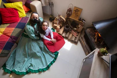  PORTO ALEGRE, RS, BRASIL, 04/09/2020 - Sem CTG, mas cultivando as tradições. Carla Patrícia (mãe) criou um canto gaudério em sua casa para compartilhar com as pessoas pelo instagram. Na imagem ela e a filha Mariana. Foto: Jefferson Botega / Agencia RBSIndexador: Jefferson Botega<!-- NICAID(14584704) -->