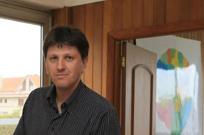 No mesmo dia em que o PSB em nível nacional homenageou Pedro Simon, o presidente do partido em Caxias do Sul, Adriano Boff entregou ao filho do senador, Tiago Simon, um cartão parabenizando o político caxiense pelo seu fundamental papel na política nacional e especialmente pelo protagonismo na ponte que uniu Eduardo Campos e Marina Silva. <!-- NICAID(9873734) -->