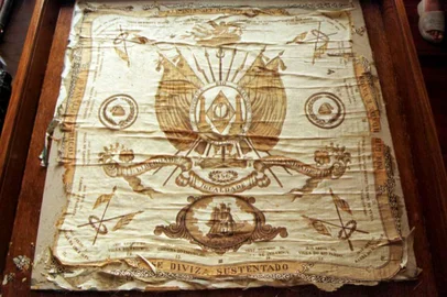 A Lizarb Crespo da Costa é a guardiã dos pertences de seu bisavô o general Bento Gonçalves. (bandeira farroupilha)#NÃO PUBLICADA Fonte: Especial ZH Data Evento: 00/02/2003<!-- NICAID(1419260) -->