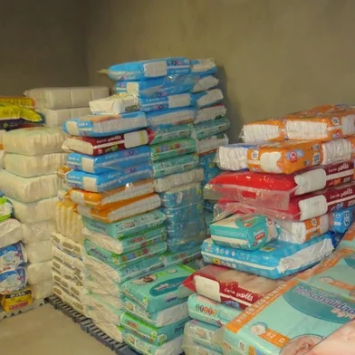 Comunidade atende apelo de hospital  e doa quase 30 mil fraldas ao HG em Caxias Há pouco mais de uma semana, em 25 de agosto, o Hospital Geral (HG) de Caxias do Sul fez um apelo à população: precisa de fraldas. Em função da pandemia as doações diminuíram e o estoque estava quase zerado. A comunidade ouviu o pedido e mais uma vez demostrou solidariedade. Em dez dias, 27.377 fraldas foram doadas e o depósito, que antes estava vazio, voltou a encher de alegria a equipe do hospital. O número pode ser ainda maior já que uma nova remessa chegou à instituição nesta sexta-feira (4), mas ainda não havia sido contabilizada. _ Fizemos um apelo a comunidade, e dez minutos depois que a reportagem foi ao ar, o telefone começou a tocar. Foi impressionante porque começaram as ligações e continuaram no dia seguinte e chegaram doações de toda a Serra _ conta a coordenadora de Projetos Sociais e de Recreação Terapêutica Hospitalar do HG, Silvana Maziero.<!-- NICAID(14584400) -->