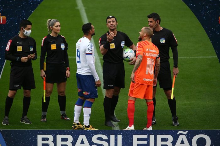 Em jogo de lances polêmicos, Inter e Bahia empatam em 2 a 2 no Beira-Rio