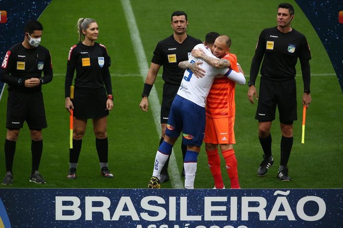 Em jogo de lances polêmicos, Inter e Bahia empatam em 2 a 2 no Beira-Rio