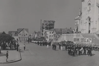 Desfile Cívico da Semana da Pátria. Momento da passagem dos funcionários da Metalúrgica Abramo Eberle & Cia. O local é a Rua Sinimbu, entre as ruas Marquês do Herval e Dr. Montaury, em frente à Praça Dante Alighieri. À direita na imagem, vê-se a Catedral Diocesana, mais ao fundo, a Casa Minghelli e à sua direita, o prédio da Metalúrgica Abramo Eberle em construção. Foto de setembro de 1943<!-- NICAID(10791926) -->