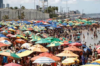 Banhistam lotam praia no Recife neste feriadoPE - FERIADO/PRAIA/RECIFE - GERAL - Banhistas lotam a praia do Pina, na zona sul do Recife, nesta segunda-feira de feriado de   7 de setembro. Em meio à pandemia de covid-19, as autoridades recomendam o distanciamento    social e uso de máscaras, o que não é visto no local.    07/09/2020 - Foto: BRUNO SILVA/PHOTOPRESS/ESTADÃO CONTEÚDOEditoria: GERALLocal: RECIFEIndexador: BRUNO SILVAFonte: PHOTOPRESSFotógrafo: PHOTOPRESS<!-- NICAID(14586280) -->