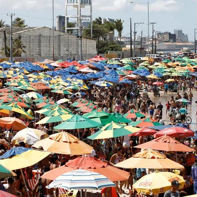 Banhistam lotam praia no Recife neste feriadoPE - FERIADO/PRAIA/RECIFE - GERAL - Banhistas lotam a praia do Pina, na zona sul do Recife, nesta segunda-feira de feriado de   7 de setembro. Em meio à pandemia de covid-19, as autoridades recomendam o distanciamento    social e uso de máscaras, o que não é visto no local.    07/09/2020 - Foto: BRUNO SILVA/PHOTOPRESS/ESTADÃO CONTEÚDOEditoria: GERALLocal: RECIFEIndexador: BRUNO SILVAFonte: PHOTOPRESSFotógrafo: PHOTOPRESS<!-- NICAID(14586280) -->