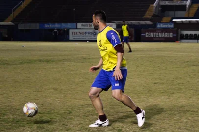 Caxias realiza treino noturno antes do primeiro jogo da final do Gauchão, contra o Grêmio. NA FOTO: Volante Juliano<!-- NICAID(14576139) -->