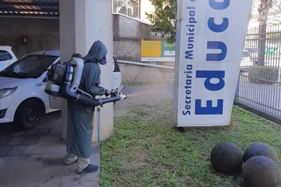  A sede da Secretaria de Educação de Caxias do Sul foi fechada de forma temporária para sanitização nesta terça-feira (8). A higienização do local ocorreu após a confirmação de dois casos de covid-19 entre os profissionais da pasta nos últimos dias.<!-- NICAID(14586997) -->
