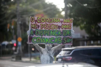  PORTO ALEGRE, RS, BRASIL - 2020.09.08 - Cartazes nas Sinaleiras. Na foto: Robson Costa Cruz, 31, na Ipiranga com Silva Só (Foto: ANDRÉ ÁVILA/ Agência RBS)Indexador: Andre Avila<!-- NICAID(14587044) -->