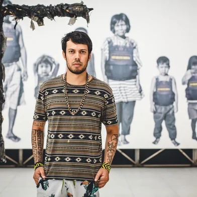 Foto da abertura da exposição Invasão colonial `YVY OPATA, do Kino Beat ¿ Arte em Movimento, na Galeria Xico Stockinger, no MACRS.