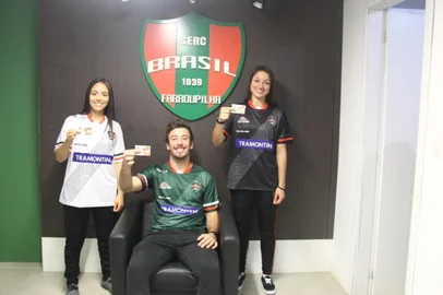 O Brasil de Farroupilha apresentou, nesta quarta-feira (9), as camisetas da edição 2020/2021. O lote inicial será destinado aos sócios Ouro deste ano, que já podem retirá-las a partir desta semana, sem custo. <!-- NICAID(14588057) -->