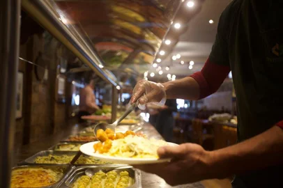  ****EM BAIXA****PORTO ALEGRE, RS, BRASIL,10/09/2020-Self-service de volta aos buffets. Decreto da prefeitura libera, a partir desta quinta-feira, que clientes de restaurantes que operem buffets sirvam os próprios pratos. Até então, os pratos só podiam ser servidos por funcionários. Imagens no Restaurante Imperatore, no bairro Cidade Baixa. Foto: Jefferson Botega / Agencia RBS<!-- NICAID(14588742) -->