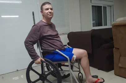 O sargento Luciano Pissolato, 45 anos, sabe que sua missão não terminou. O coronavírus o assustou, a trombose provocou a amputação de uma perna. Mas a vontade de viver e ser um exemplo para a filha de 11 anos o fazem seguir em frente. Além da família, ele conta com a força dos colegas do Corpo de Bombeiros, que criaram uma vaquinha online para ajudar no tratamento e na compra de uma prótese. Foto: Luciano Pissolato/Arquivo Pessoal<!-- NICAID(14589494) -->