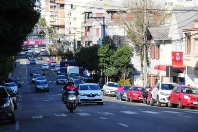  CAXIAS DO SUL, RS, BRASIL, 10/10/2020. Vista da rua Pinheiro Machado, no bairro São Pelegrino, em frente ao hotel Blue Treei. Movimento do trânsito. Pauta sobre os seis meses da pandemia. Foto comparativa com a tirada no dia 21/03 - Nica ID: 14458075. (Porthus Junior/Agência RBS)<!-- NICAID(14589157) -->