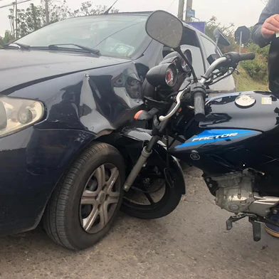 Um mulher ficou ferida após a moto que ela conduzia bater em um Fiat Palio na Avenida Manoel Elias, bairro Passo das Pedras, zona norte de Porto Alegre, na manhã desta sexta-feira (11). O acidente ocorreu pouco antes das 9h na esquina com a Rua 10 de Maio.Conforme o motorista do carro, Adevino Schwanz, 53 anos, ele saía da Rua 10 de Maio e cruzava a Manoel Elias. Havia um caminhão parado e a moto passou pelo lado e colidiu na lateral do veículo, na pista do sentido Norte-Sul.