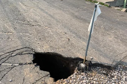 Moradores do bairro Reolon, em Caxias, aguardam conserto de cratera há cerca de um mês<!-- NICAID(14589842) -->