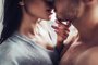  Close-up do jovem casal romântico está beijando e apreciando a companhia um do outro em casa.Fonte: 169705037<!-- NICAID(14327112) -->
