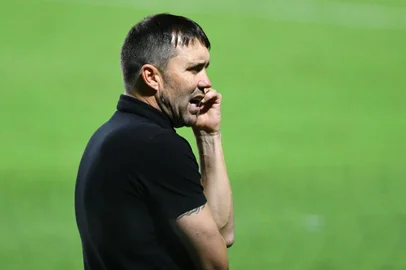 GOIÁS X INTERNACIONALGO - BRASILEIRÃO/GOIÁS X INTERNACIONAL - ESPORTES - O técnico Eduardo Coudet, do Internacional, na partida contra o Goiás, válida pela décima   rodada do Campeonato Brasileiro 2020, no estádio Hailé Pinheiro (Serrinha), em Goiânia,   neste domingo (13).   13/09/2020 - Foto: EDU ANDRADE/FATOPRESS/ESTADÃO CONTEÚDOEditoria: ESPORTESLocal: GOIÂNIAIndexador: EDU ANDRADEFotógrafo: FATOPRESS<!-- NICAID(14591331) -->