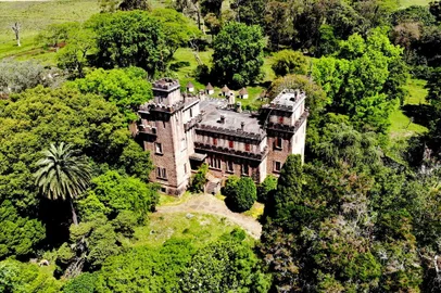  PEDRAS ALTAS - RS- BRASIL- 20/11/2019- O Castelo de Pedras Altas está localizado no município brasileiro de Pedras Altas, no estado do Rio Grande do Sul. Erguido entre 1909 e 1913, em estilo medieval, o castelo foi construído para o diplomata Joaquim Francisco de Assis Brasil, que transformou sua granja em uma moderna propriedade de campo, desempenhando importante papel na agropecuária gaúcha. Em 1999, Pedras Altas foi tombado pelo Instituto do Patrimônio Histórico e Artístico do Estado.   FOTO FERNANDO GOMES/ ZERO HORA.<!-- NICAID(14331612) -->