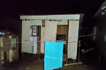 A Polícia Civil investiga as circunstâncias da morte de Wilian Mateus Lima de Jesus, de 18 anos, morto em casa no último sábado (12), em Vacaria. O jovem foi atingido no rosto por um tiro de uma arma que estava em cima da mesa da residência onde morava, no bairro Barcelos. O fato aconteceu por volta das 18h30min.De acordo com a ocorrência registrada, a companheira de Jesus, de 14 anos, pegou a arma, retirou o carregador e pressionou o gatilho sem perceber que havia munição<!-- NICAID(14591561) -->