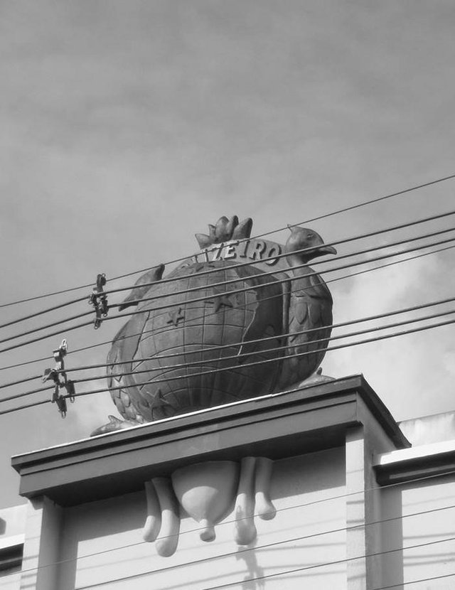 Símbolo dos Vinhos Cruzeiro, produzidos pela antiga Vinícola Luiz Michielon, no bairro Lourdes. Globo é um dos símbolos remanescentes do topo do prédio.<!-- NICAID(14590850) -->