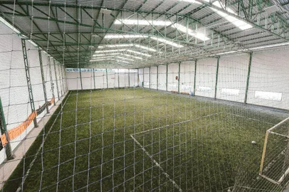 Um dos ramos atingidos economicamente pela pandemia em Caxias do Sul é o das quadras esportivas. O setor completa 104 dias de portas fechadas nesta terça-feira (30) em função das medidas praticadas contra o coronavírus. Os proprietários atingidos chegaram a fazer carreata e protesto na prefeitura em 12 de junho, mas a ação não foi suficiente. Mesmo que municípios como Bento Gonçalves tenham optado pela abertura, em Caxias não há previsão para que a mesma medida aconteça.<!-- NICAID(14534184) -->