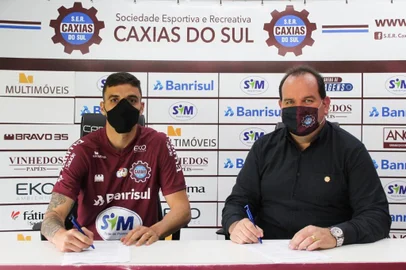 O Caxias anunciou, nesta terça-feira (15), a contratação do zagueiro Rafael Goiano, de 30 anos. O atleta realizou exames e já iniciou período de treinamentos. <!-- NICAID(14592752) -->