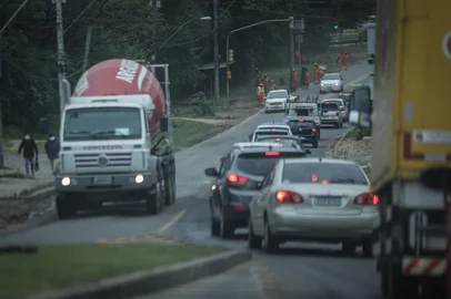  PORTO ALEGRE, RS, BRASIL - 15.09.2020 - Vai completar 4 anos que a duplicação da Caminho do Meio perdeu recursos do governo federal. De lá para cá, a Protásio Alves, a partir da Manoel Elias, e o Caminho do Meio, até a Rs-040, só piorou de situação. Muitos condomínios surgiram e nada foi feito para melhorar o deslocamento dos veículos. (Foto: Isadora Neumann/Agencia RBS)Indexador: ISADORA NEUMANN<!-- NICAID(14592779) -->