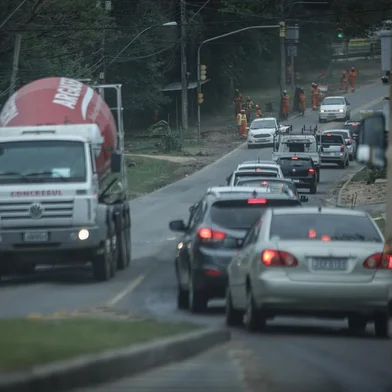  PORTO ALEGRE, RS, BRASIL - 15.09.2020 - Vai completar 4 anos que a duplicação da Caminho do Meio perdeu recursos do governo federal. De lá para cá, a Protásio Alves, a partir da Manoel Elias, e o Caminho do Meio, até a Rs-040, só piorou de situação. Muitos condomínios surgiram e nada foi feito para melhorar o deslocamento dos veículos. (Foto: Isadora Neumann/Agencia RBS)Indexador: ISADORA NEUMANN<!-- NICAID(14592779) -->